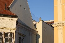Az utcáról csak ez látszik.
