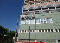 Festés előtti alapozó réteg felvitele, a betonhibákat fedő védőfóliák eltávolítása