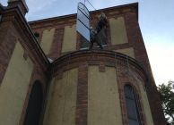 A felújított drótüveg keret felhúzása kötélpályán