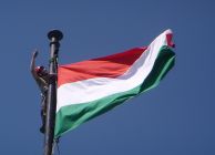 Zászlórudak felújítása a Parlamenti Üléstermek felett