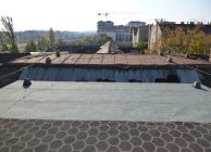 A központi alacsonyhajlású tető a felújítás előtt