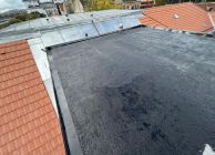 A tetőt betonfödémig bontottuk, arra bitumenes kellősítés és körbe fémlemez merevítés került