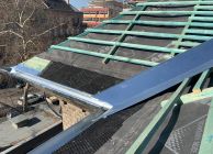 Felkerült a vápalemezelés és az alátétszőnyeg a csendesítő lemez alá