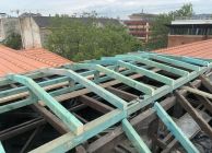 Az alacsonyhajlású tető szerkezetét felújítottuk és megemeltük