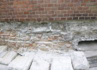 A kőlábazatot óvatosan megbontottuk