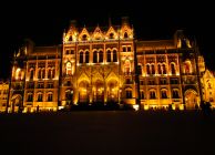 Elkészült díszvilágítás a fő homlokzaton. (2014)